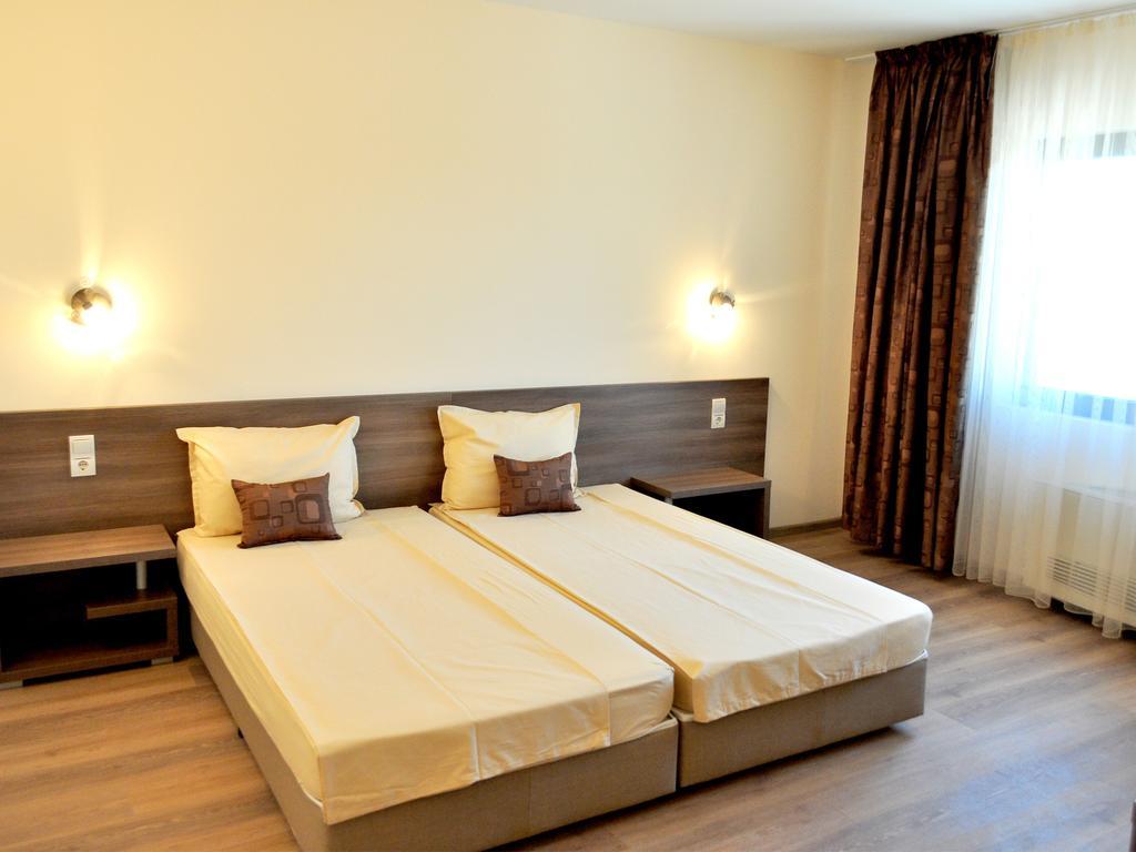 Yustina Villas Guest House Chambre photo